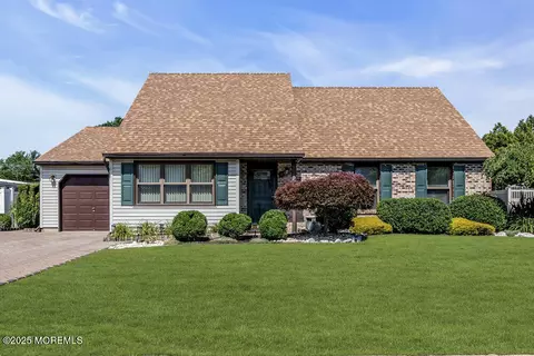 18 Laurel Crest Dr, Howell, NJ 07731