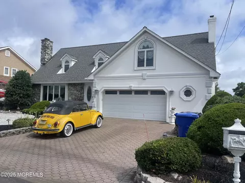 689 Golden Dr, Toms River, NJ 08753