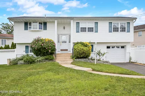 3 Dublin Ln, Hazlet, NJ 07730