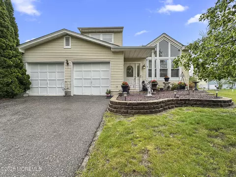 9 Sami Dr, Howell, NJ 07731