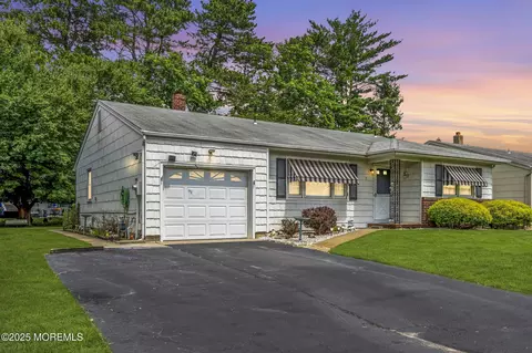7 Beaverbrook Dr, Toms River, NJ 08757