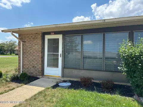 21 Yorkshire Ct #A, Manchester, NJ 08759