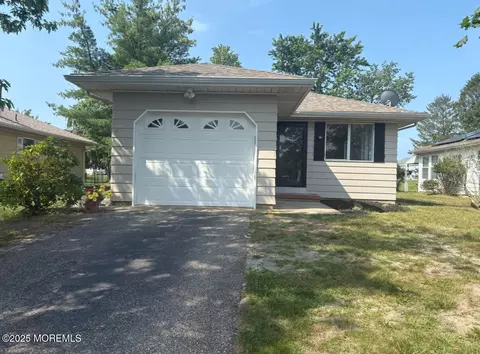 101 Bonaire Dr, Toms River, NJ 08757