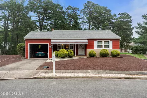 13 Millbrook Ct, Toms River, NJ 08757