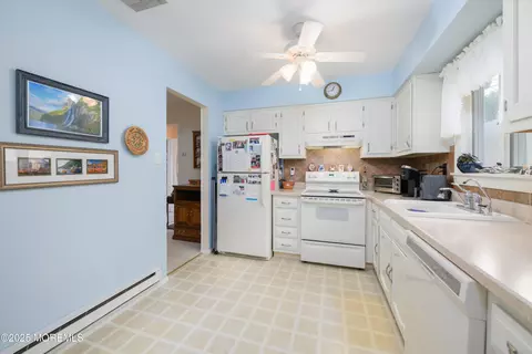 Kitchen - 71 Baser Ln, Brick, NJ 08724 photo 2 of 2