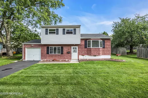 3 Colorado Dr, Hazlet, NJ 07730