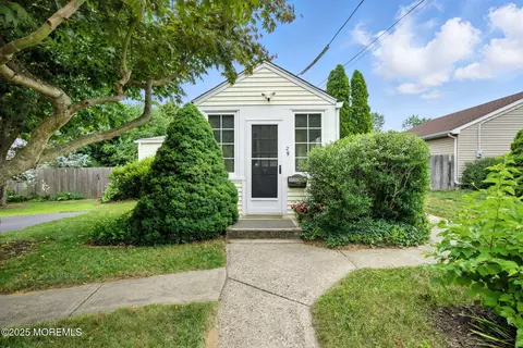 29 Park Ave, Belford, NJ 07718