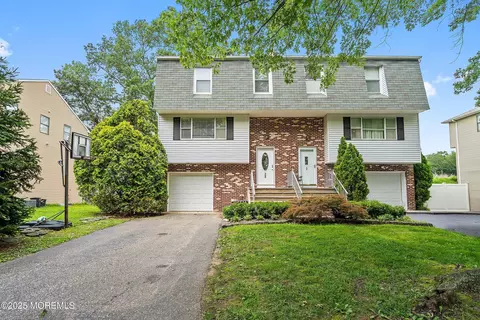 28 Dortmunder Dr, Englishtown, NJ 07726