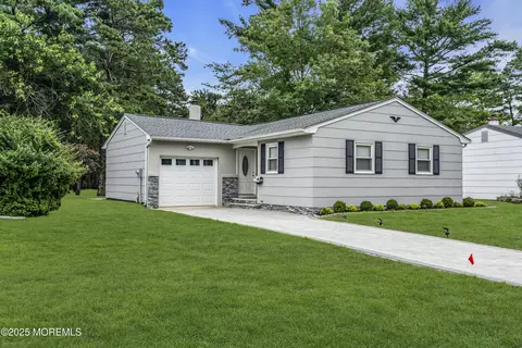 925 Edgebrook Dr N, Toms River, NJ 08757