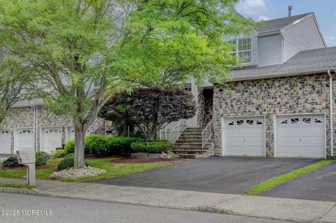 33 Hummingbird Ct, Marlboro, NJ 07746
