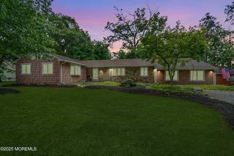 14 Copperfield Ct, Eatontown, NJ 07724