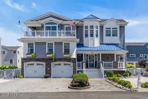 21 W Magnolia Ave, Beach Haven, NJ 08008