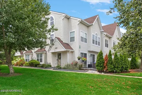 22 Richmond Ct, Tinton Falls, NJ 07712