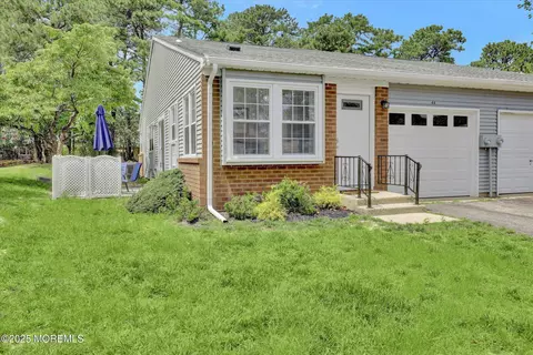 4 Pembroke Ln #A, Whiting, NJ 08759