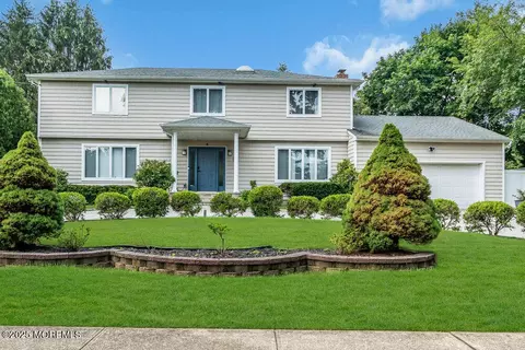 16 Redfern Rd, Eatontown, NJ 07724