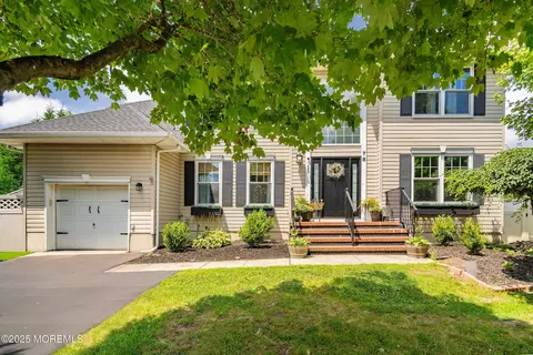 78 Heritage Dr, Englishtown, NJ 07726