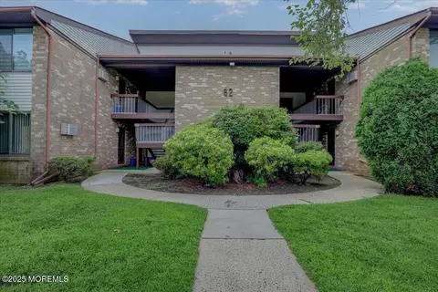 82 Amberly Dr #D, Manalapan, NJ 07726