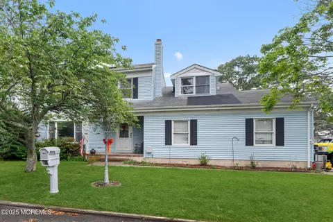 40 Elm St, Beachwood, NJ 08722