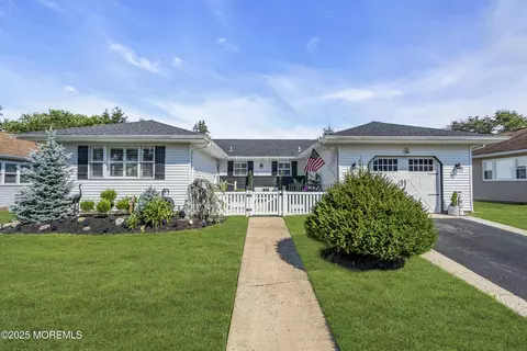 46 Encinitas Dr, Toms River, NJ 08757