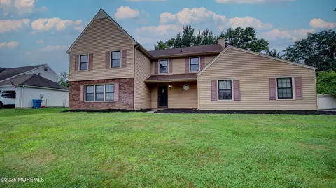16 Nashua Dr, Marlboro, NJ 07746