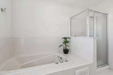 Bath - 7 Devonshire Dr, Hazlet, NJ 07730 photo 3 of 4