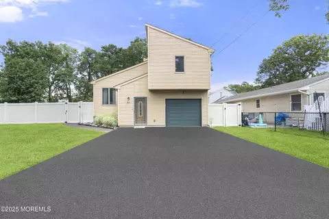 512 Manchester St, Toms River, NJ 08757