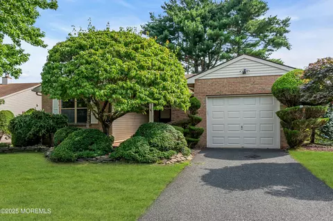 47 Lakeview Dr, Marlboro, NJ 07746