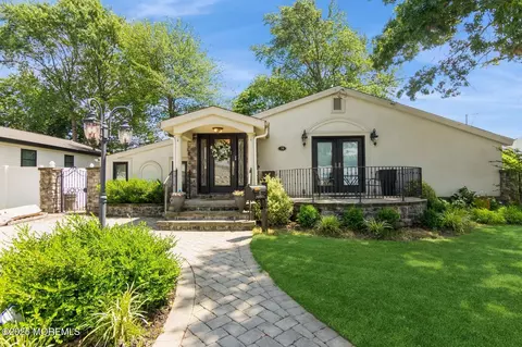 70 Woodshore W, Keyport, NJ 07735
