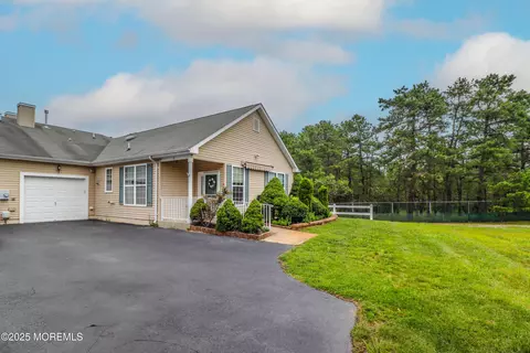 31 Walkabout Ct, Manchester, NJ 08759