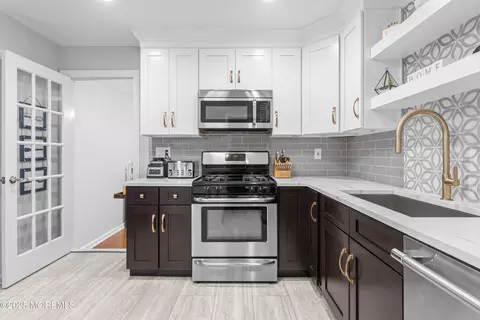 5 Flamingo Dr, Howell, NJ 07731