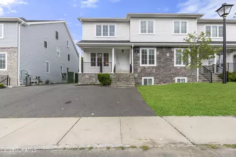 4 Bourbon Ct, Lakewood, NJ 08701