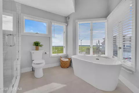 Bath - 848 Ensign Dr, Forked River, NJ 08731 photo 3 of 7