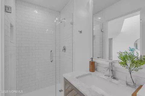 Bath - 848 Ensign Dr, Forked River, NJ 08731 photo 2 of 7