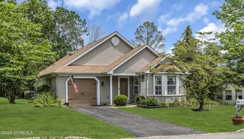 33 Strawberry Ln, Lakewood, NJ 08701