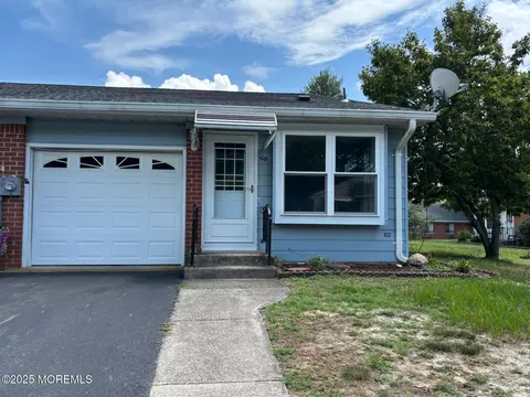 10 Lafayette Dr #B, Whiting, NJ 08759