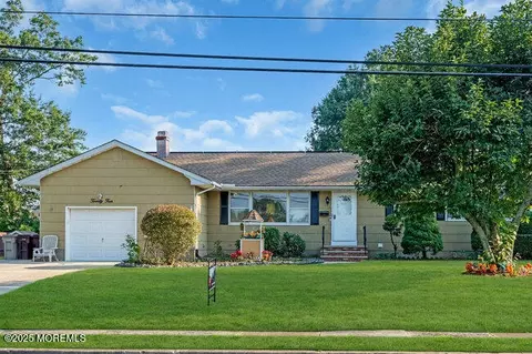 24 Woodland Rd, Bayville, NJ 08721