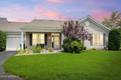 47 Golden Willows Ave, Lakewood, NJ 08701