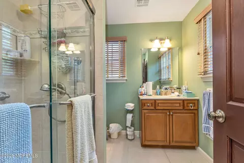Bath - 44 Devonshire Ct, Middletown, NJ 07748 photo 2 of 4