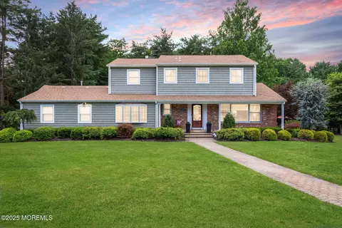 44 Devonshire Ct, Middletown, NJ 07748