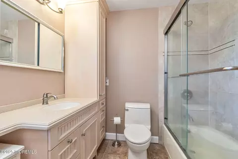 Bath - 44 Devonshire Ct, Middletown, NJ 07748 photo 3 of 4