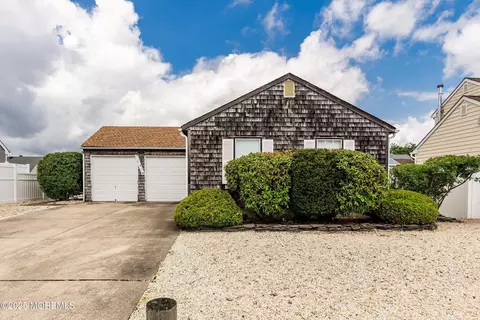 66 Wind Jammer Ct, Bayville, NJ 08721