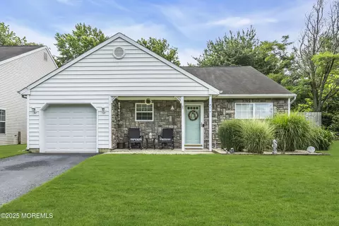 2 Ellison Ct, Union Beach, NJ 07735