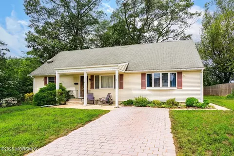 6 Princeton Dr, Jackson, NJ 08527