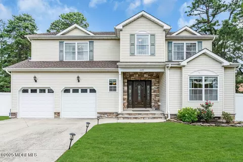 1125 Englemere Blvd, Toms River, NJ 08757