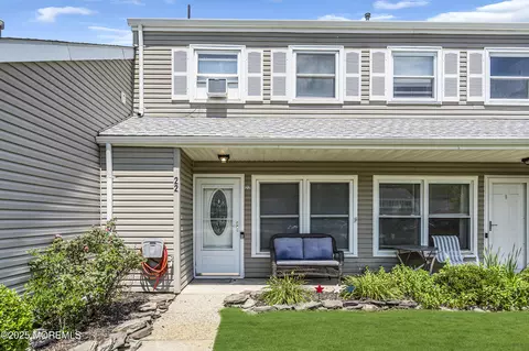 22 Gibraltar Ct, Barnegat, NJ 08005