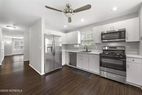 81 Atrium Way #8-1, Manalapan, NJ 07726