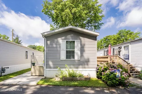 28 Sams Ct, Hazlet, NJ 07730