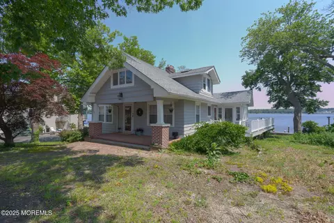 301 Compass Ave, Beachwood, NJ 08722