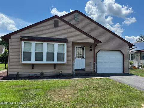 8 Berkshire Rd, Whiting, NJ 08759