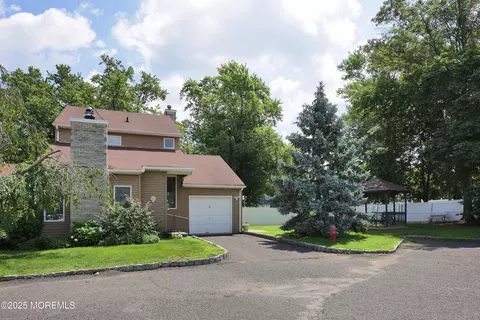 5 Oyster Creek Dr, Keyport, NJ 07735